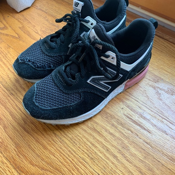 New Balance Women’s size 7 athletic shoes. - Picture 2 of 6
